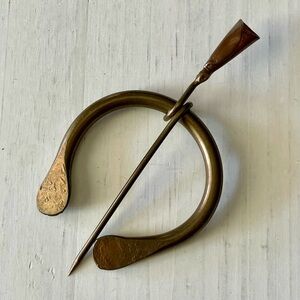 Bronze tone metal vintage floral hair pin with horse shoe type style, bun pin